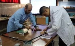 Kayseri’deki okullarda akıllı tahta bakımı öğrenciler tarafından yapılıyor