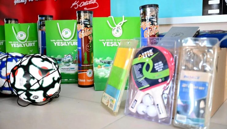 Yeşilyurt Belediye Başkanı Mehmet Çınar, Gündüzbey Şehit Levent Coşkun İlk ve Ortaokuluna spor malzemesi desteğinde bulundu