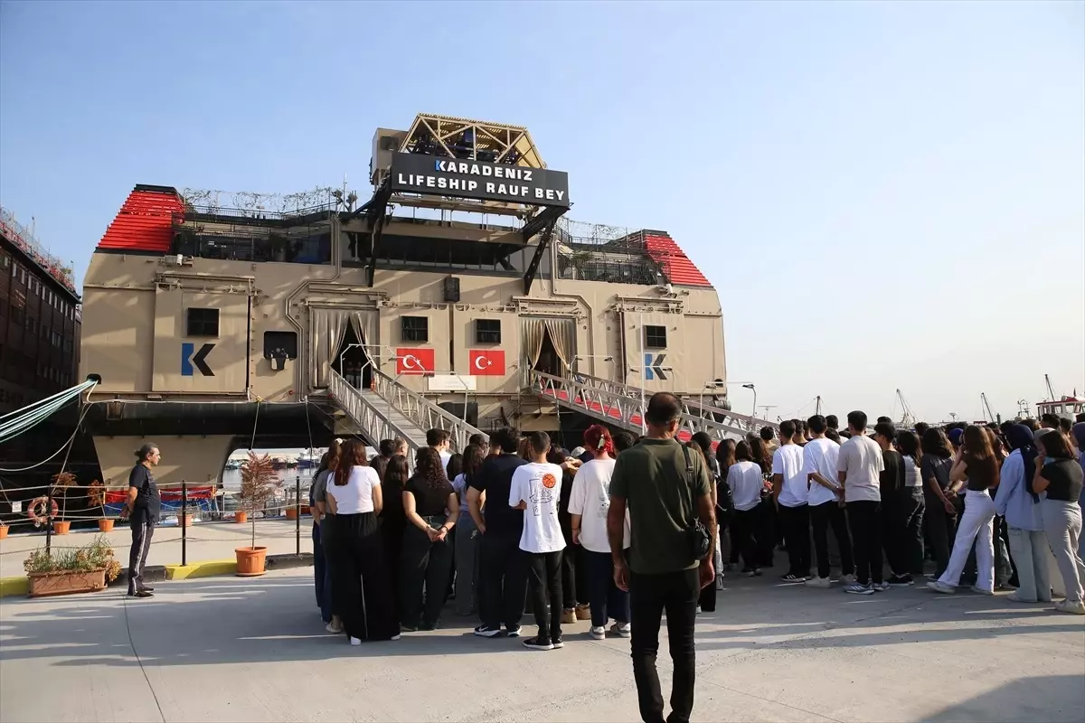 İskenderun’da Yüzen Okul Hizmete Başladı