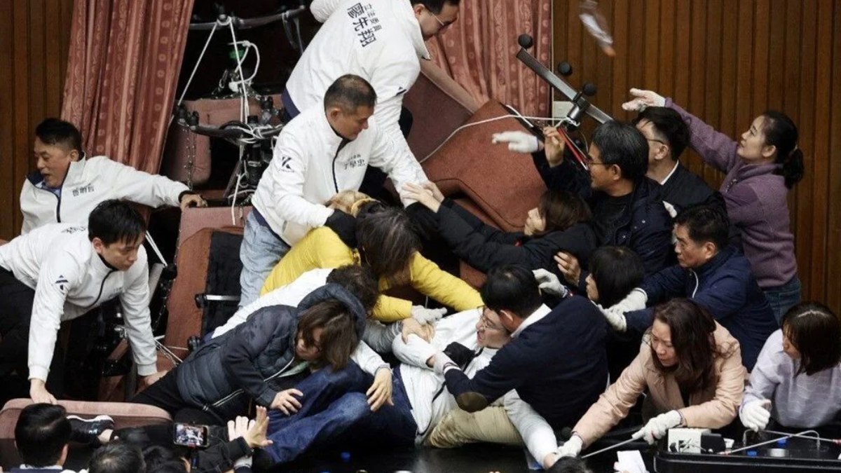 Tayvan parlamentosundan skandal görüntüler