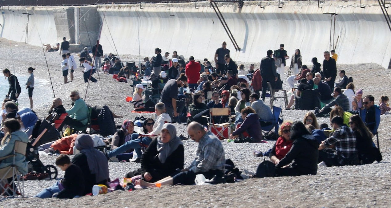 Tüm Türkiye donarken o ilimiz akın akın sahillere koştu